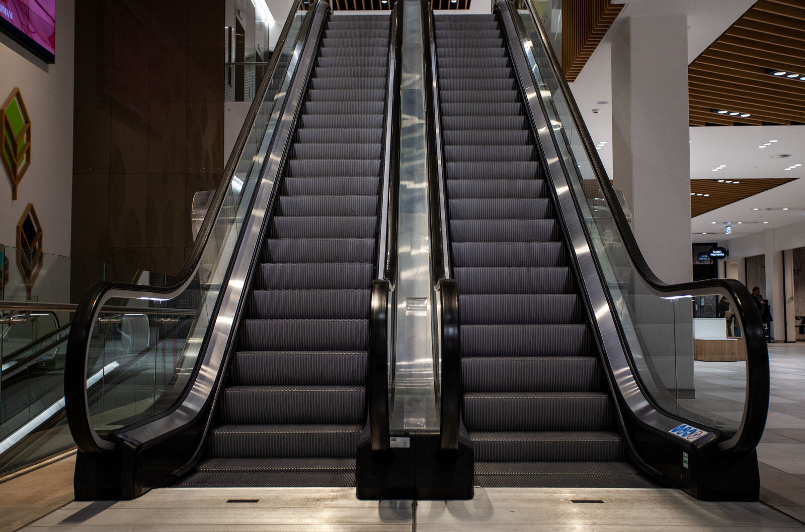 Escalator, escalator safety tips